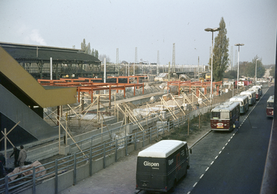 803687 Gezicht op het Stationsplein te Utrecht, tijdens de bouw van verlengde Buurtsporen op de plaats van het ...